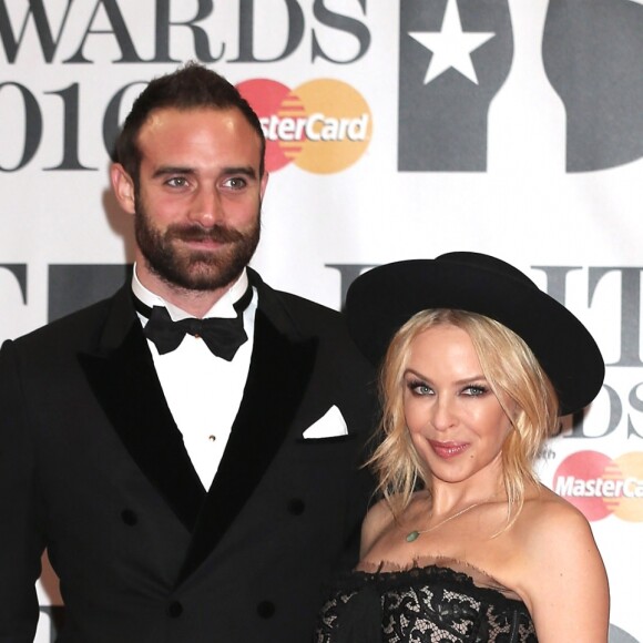 Kylie Minogue et son fiancé Joshua Sasse à la Cérémonie des BRIT Awards 2016 à l'O2 Arena à Londres, le 24 février 2016.