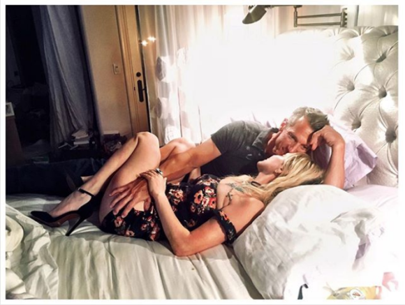 Heather Locklear et son boyfriend Chris Heisser, amour de jeunesse avec qui elle a renoué 40 ans plus tard. Photo Instagram 24 novembre 2017.