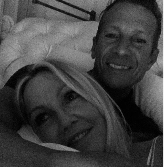 Heather Locklear et son boyfriend Chris Heisser, amour de jeunesse avec qui elle a renoué 40 ans plus tard. "La personne que je préfère dans ce monde", a-t-elle écrit. Photo Instagram septembre 2017.