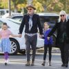 Exclusif - Michael Lockwood, l'ex-mari de Lisa-Marie Presley, se promène avec leurs filles jumelles Finley et Harper à Calabasas le 22 decembre 2017.
