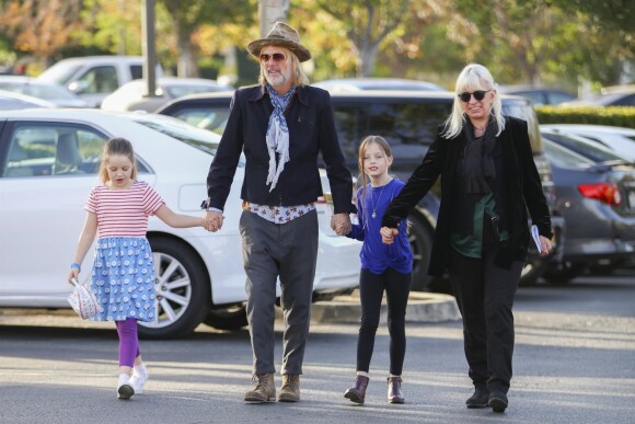 Exclusif - Michael Lockwood, l'ex-mari de Lisa-Marie Presley, se promène avec leurs filles jumelles Finley et Harper à Calabasas le 22 decembre 2017.