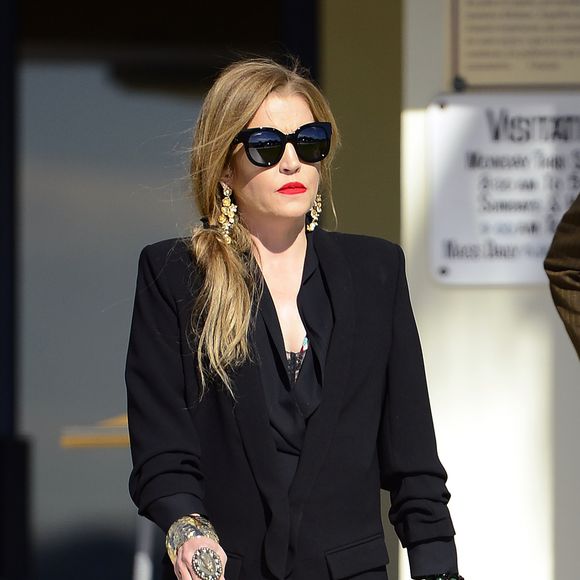 Exclusif - Lisa Marie Presley, en compagnie de Billy Corgan, assiste aux obsèques de son grand-père Joseph Beaulieu à Los Angeles le 14 janvier 20118.