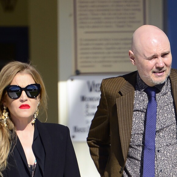 Exclusif - Lisa Marie Presley, en compagnie de Billy Corgan, assiste aux obsèques de son grand-père Joseph Beaulieu à Los Angeles le 14 janvier 20118.
