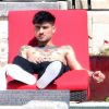 Zayn Malik se relaxe au bord de la piscine de sa résidence à Miami, le 28 février 2018.
