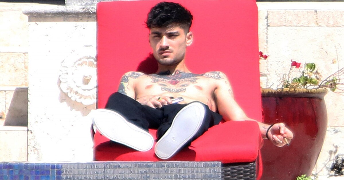 Zayn Malik Détente Au Bord De La Piscine Avec Un Joint Purepeople 