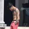 Zayn Malik se relaxe au bord de la piscine de sa résidence à Miami, le 28 février 2018.