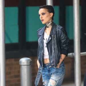 Natalie Portman, en rockeuse aux cheveux courts, sur le tournage de son nouveau film "Vox Lux" à New York. Le 28 février 2018 N