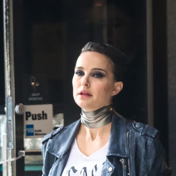 Natalie Portman, en rockeuse aux cheveux courts, sur le tournage de son nouveau film "Vox Lux" à New York. Le 28 février 2018