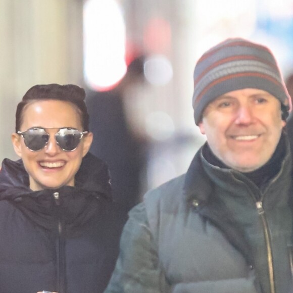 Natalie Portman, en rockeuse aux cheveux courts, sur le tournage de son nouveau film "Vox Lux" à New York. Le 28 février 2018