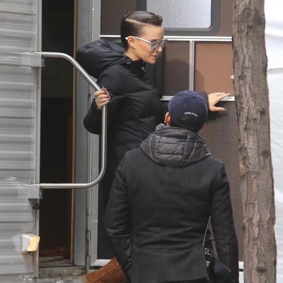Natalie Portman, en rockeuse aux cheveux courts, sur le tournage de son nouveau film "Vox Lux" à New York. Le 28 février 2018