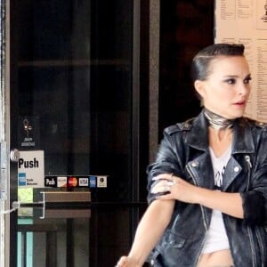 Natalie Portman, en rockeuse aux cheveux courts, sur le tournage de son nouveau film "Vox Lux" à New York. Le 28 février 2018