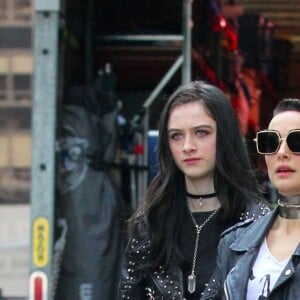 Natalie Portman et Raffey Cassidy sur le tournage de "Vox Lux" à Manhattan (New York) le 28 février 2018.