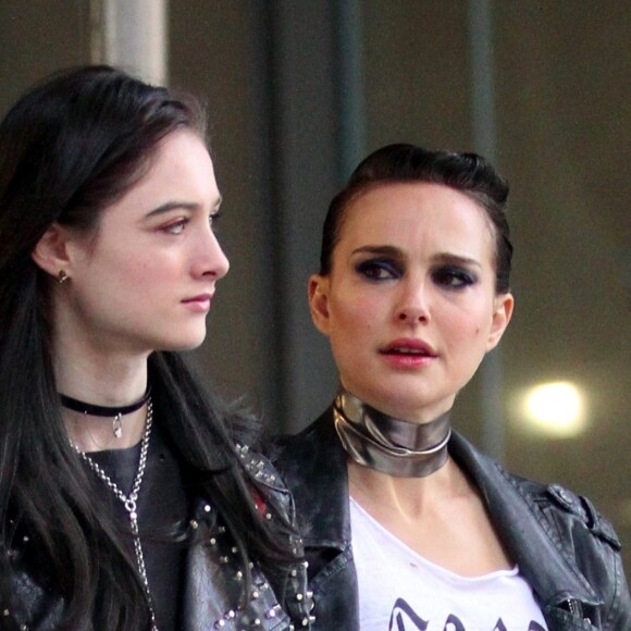 Natalie Portman et Raffey Cassidy sur le tournage de "Vox Lux" à Manhattan (New York) le 28 février 2018.