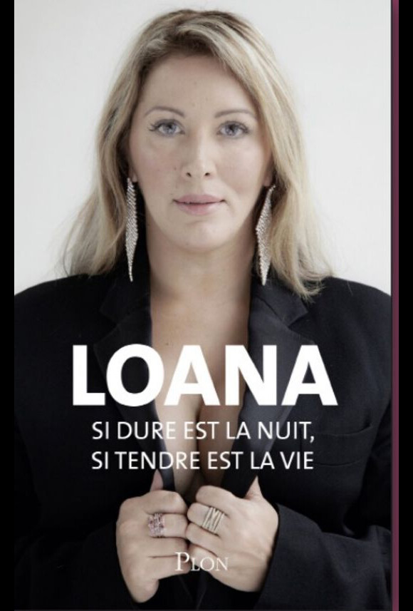 "Si dure est la nuit, si tendre est la vie" est le nouveau livre de Loana à paraître chez Plon au mois de mars 2018. Elle apparaît particulièrement amincie sur la couverture.
