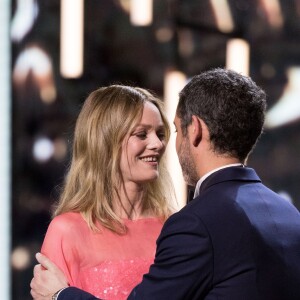 Vanessa Paradis et Manu Payet, le maître de cérémonie - 43e cérémonie des Cesar à la salle Pleyel à Paris, le 2 mars 2018. © Dominique Jacovides - Olivier Borde / Bestimage