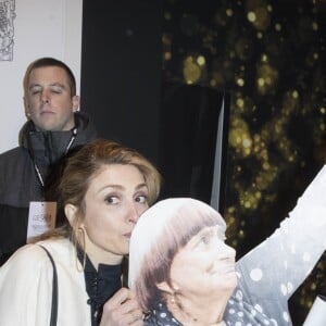 Julie Gayet, l'artiste JR, une pancarte à l'effigie d'Agnès Varda - Dîner de la cérémonie des César au Fouquet's à Paris le 2 mars 2017. © Olivier Borde-Dominique Jacovides/Bestimage