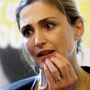 Julie Gayet lors de la signature de la première convention entre le ministère de l'Education Nationale, de l'Enseignement Supérieur et de la Recherche et l'association Info Endométriose pour mieux sensibiliser élèves et personnels au ministère à Paris, le 27 juin 2016. L'endométriose est une maladie gynécologique assez fréquente puisqu'elle concerne une femme sur dix. L'association était représentée par le Docteur Chrysoula Zacharopoulou et Julie Gayet. © Dominique Jacovides/Bestimage