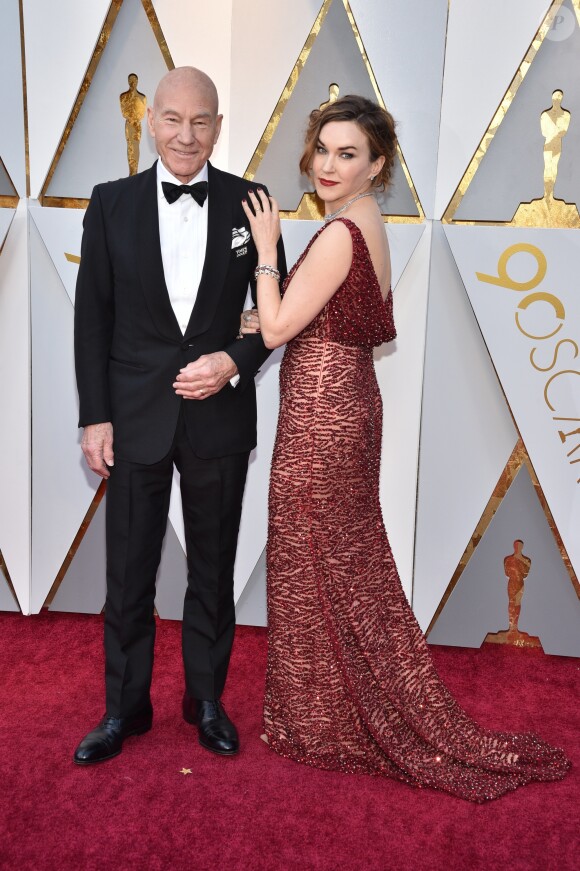 Patrick Stewart et Sunny Ozell sur le tapis rouge des Oscars au Dolby Theatre, Los Angeles, le 4 mars 2018.