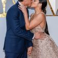 Joe LoCicero et Gina Rodriguez sur le tapis rouge des Oscars au Dolby Theatre, Los Angeles, le 4 mars 2018.