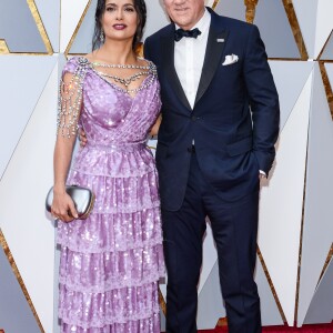 Salma Hayek et François-Henri Pinault sur le tapis rouge des Oscars au Dolby Theatre, Los Angeles, le 4 mars 2018.