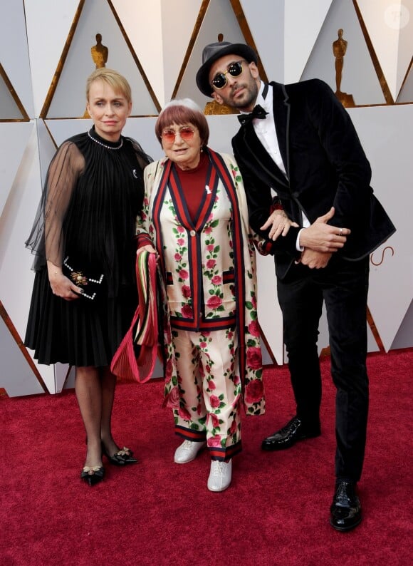 Rosalie Varda, Agnès Varda, JR sur le tapis rouge des Oscars au Dolby Theatre, Los Angeles, le 4 mars 2018.