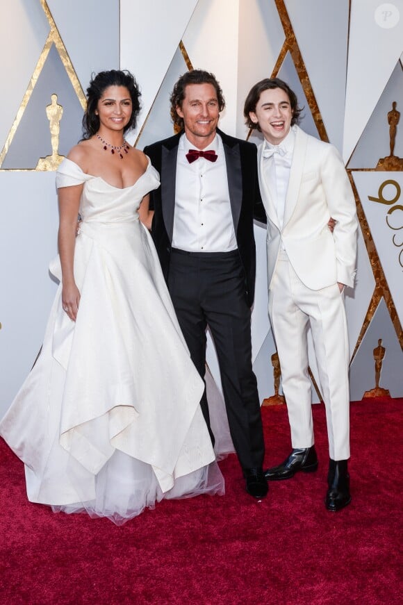 Camila Alves, Matthew McConaughey et Timothée Chalamet sur le tapis rouge des Oscars au Dolby Theatre, Los Angeles, le 4 mars 2018.