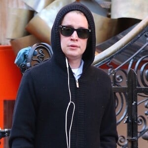 Macaulay Culkin va s'acheter des cigarettes à New York le 18 janvier 2018.