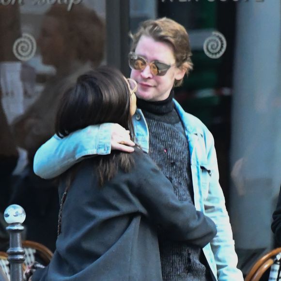 Exclusif - Macaulay Culkin et sa compagne Brenda Song et Seth Green et sa femme Clare Grant se promènent dans les rues de Paris, le 24 novembre 2017.