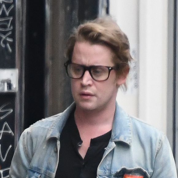 Exclusif - L'acteur américain Macaulay Culkin arrive à l'aéroport Roissy-Charles-de-Gaulle (CDG) et va ensuite se promèner dans Paris, France, le 18 novembre 2017.