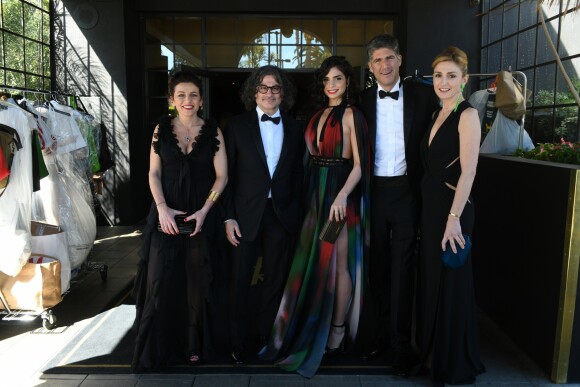 La scénariste Joelle Touma, le réalisateur Ziad Doueiri, l'actrice Rita Hayek et les producteurs Antoun Sehnaoui et Julie Gayet posant avant la 90e cérémonie des Oscars à Los Angeles le 4 mars 2018
