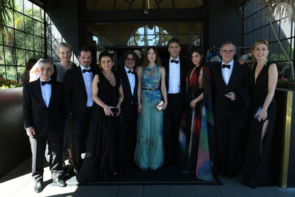 Les acteurs Camille Salame et Adel Karam, la productrice Nadia Turincev, la scénariste Joelle Touma, le réalisateur Ziad Doueiri, l'actrice Rita Hayek et les producteurs Antoun Sehnaoui et Julie Gayet posant avant la 90e cérémonie des Oscars à Los Angeles le 4 mars 2018