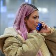 Kim Kardashian, nouvelle chevelure rose, téléphone à son arrivée à l'aéroport Hadena de Tokyo le 26 février 2018. 26/02/2018 - Tokyo