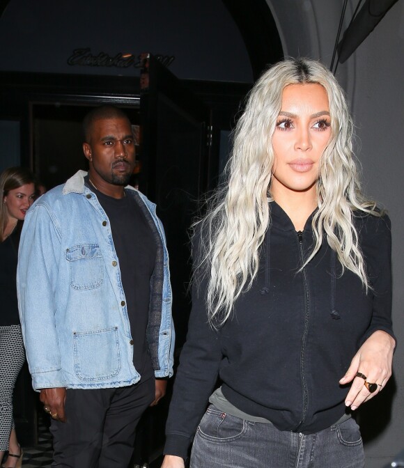 Kim Kardashian et son mari Kanye West sont allés dîner au restaurant à West Hollywood le 12 janvier 2018.  Kim Kardashian and Kanye West have a dinner date to kick off the weekend. The parents to be keep it casual while dining at WeHo hotspot, Craig's in West Hollywood January 12th, 2018.12/01/2018 - West Hollywood