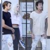 Exclusif - Tommy Lee en présence de Brittany Furlan et de son fils Brandon avec sa compagne se promènent à Calabasas le 23 octobre 2017.