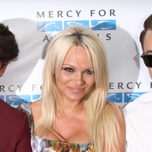 Pamela Anderson et ses fils Dylan Jagger Lee, Brandon Thomas Lee - Tapis rouge du " Mercy for Animals Hidden Heroes Gala 2015 " à Los Angeles Le 29 Août 2015
