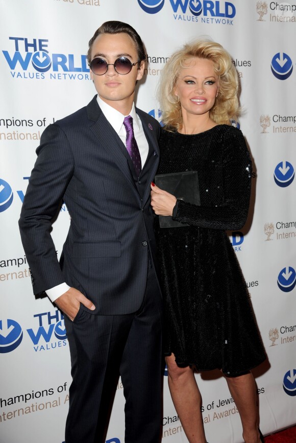 Brandon Thomas Lee et sa mère Pamela Anderson à la soirée du 4ème Gala annuel Champions Of Jewish Values International Awards New york, le 6 mai 2016