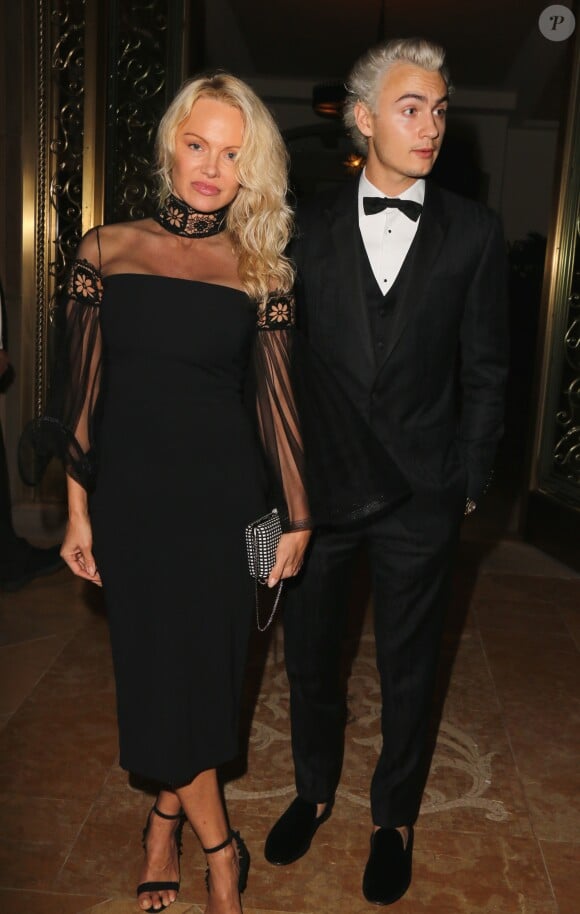 Pamela Anderson et son fils Brandon Thomas Lee participent à la soirée de charité organisée par Sean Penn au profit d'Haiti à Beverly Hills le 7 janvier 2017 © CPA / Bestimage