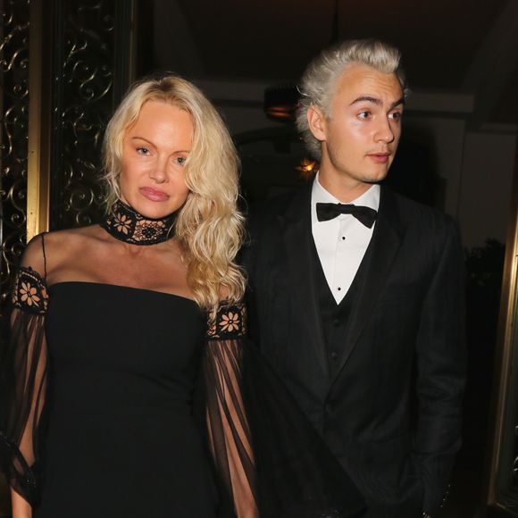Pamela Anderson et son fils Brandon Thomas Lee participent à la soirée de charité organisée par Sean Penn au profit d'Haiti à Beverly Hills le 7 janvier 2017 © CPA / Bestimage