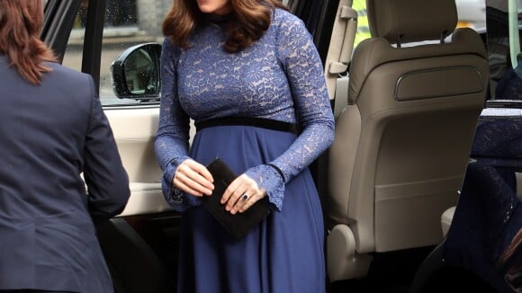 Kate Middleton, enceinte, recycle une robe et affiche un beau baby bump