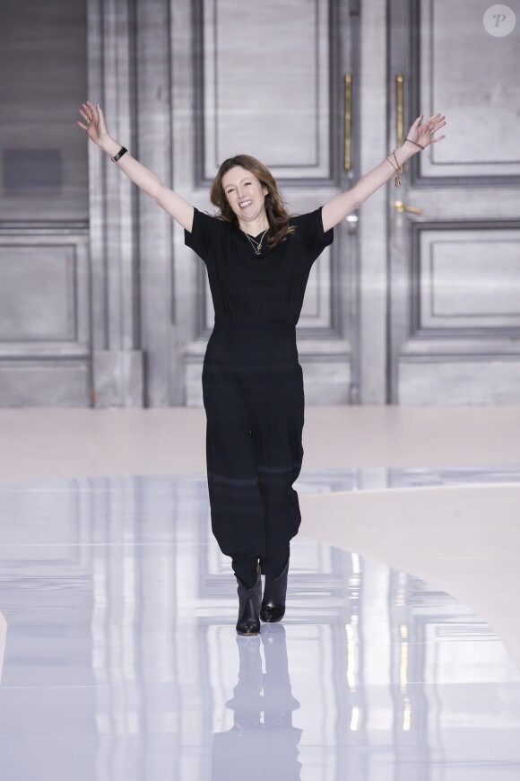 La styliste Clare Waight Keller au défilé de mode "Chloé", collection prêt-à-porter Automne-Hiver 2017-2018 à Paris, le 2 mars 2017. Elle a depuis rejoint Givenchy.