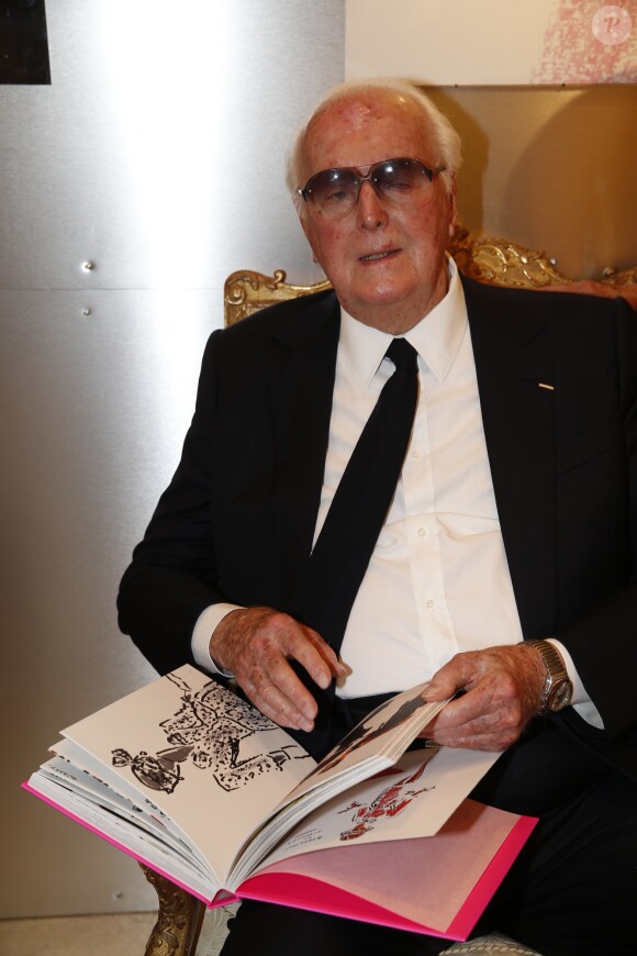 Exclusif - Hubert de Givenchy - Dédicace du livre "To Audrey with Love" à la Galerie Ribolzi à Monaco le 28 mai 2015.