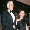 Hubert de Givenchy et Audrey Hepburn lors d'un défilé à Paris, le 12 mai 1982. 