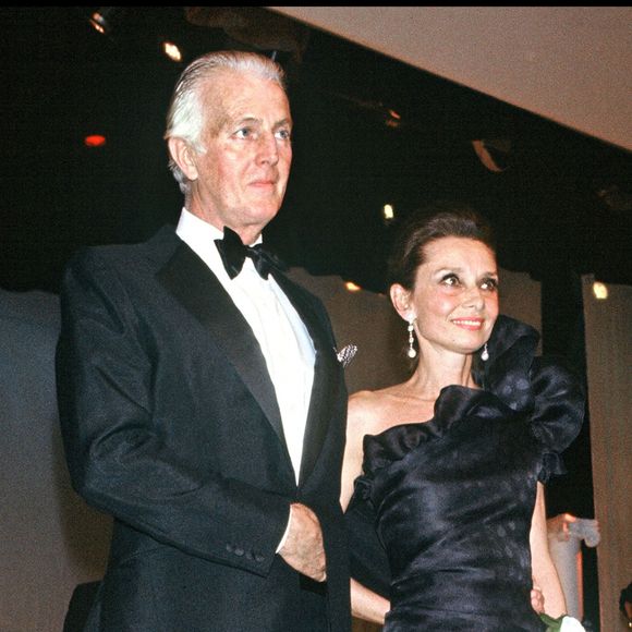 Hubert de Givenchy et Audrey Hepburn lors d'un défilé à Paris, le 12 mai 1982. 