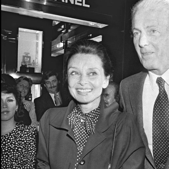 Hubert de Givenchy et Audrey Hepburn lors d'un défilé à Paris, le 12 mai 1982.