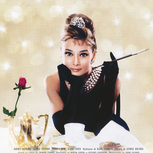 Audrey Hepburn est la pétillante Holly Golightly habillée d'un foureau Givenchy dans "Diamants sur canapé" de Blake Edwards, en 1961.