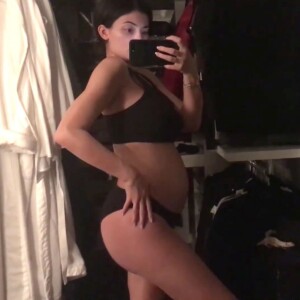 Kylie Jenner (enceinte) dans une vidéo publiée le 4 février 2018 pour annoncer la naissance de sa fille, bébé dont le papa est Travis Scott.