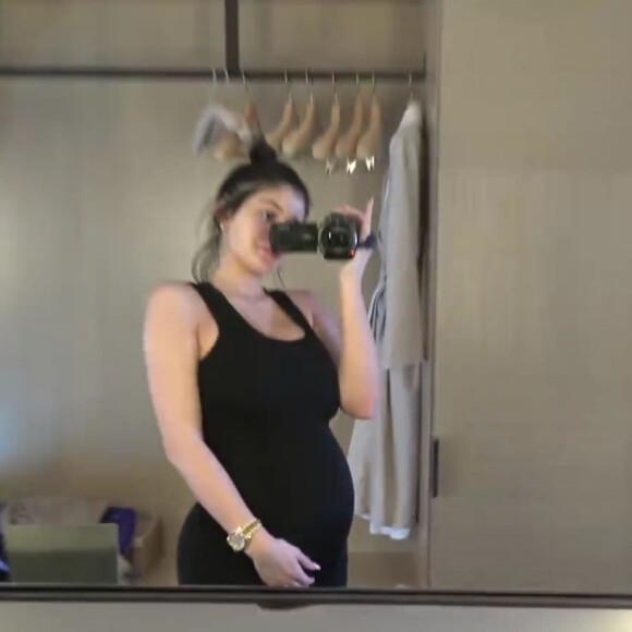 Kylie Jenner (enceinte) dans une vidéo publiée le 4 février 2018 pour annoncer la naissance de sa fille, bébé dont le papa est Travis Scott.