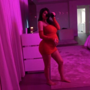 Kylie Jenner (enceinte) dans une vidéo publiée le 4 février 2018 pour annoncer la naissance de sa fille, bébé dont le papa est Travis Scott.