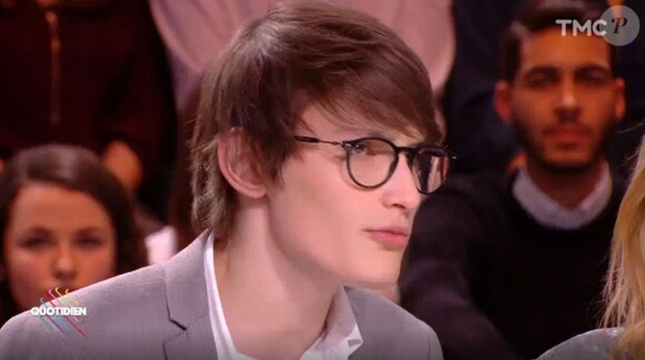 Aurélien Enthoven, fils de Carla Bruni et Raphaël Enthoven, sur le plateau de "Quotidien" (TMC) le 12 mars 2018.