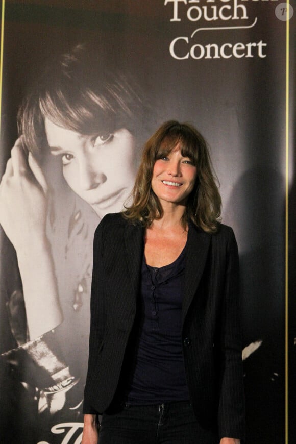 Carla Bruni-Sarkozy lors d'un photocall dans le cadre de sa tournée "French Touch" au théâtre Pallas à Athènes, Grèce, le 22 octobre 2017. © Aristidis Vafeiadakis/Zuma Press/Bestimage